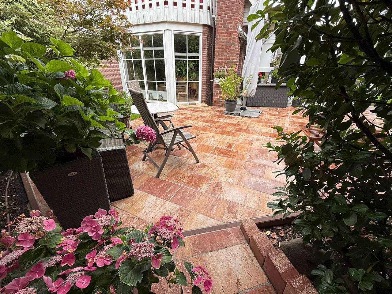 Terrasse aus Natursteinplatten am Einfamilienhaus
