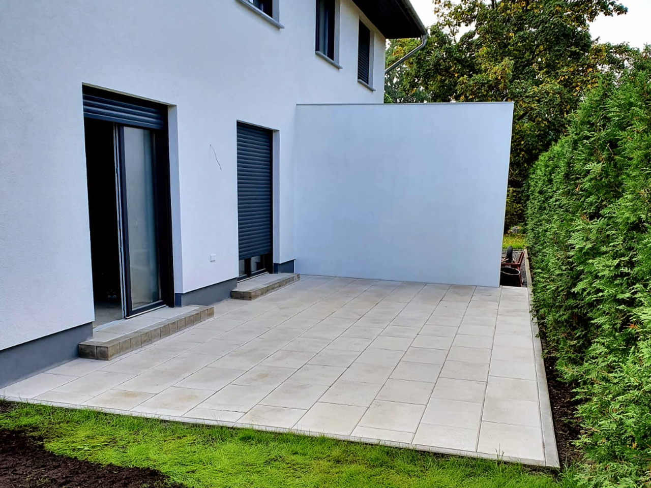 Hausterrasse aus Steinplatten