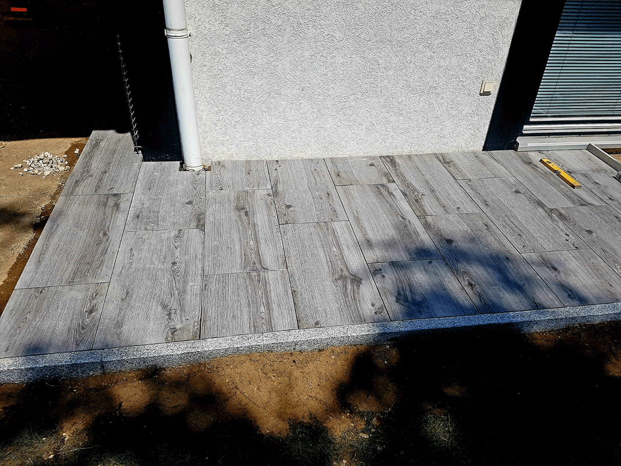 kleine Terrasse am Haus