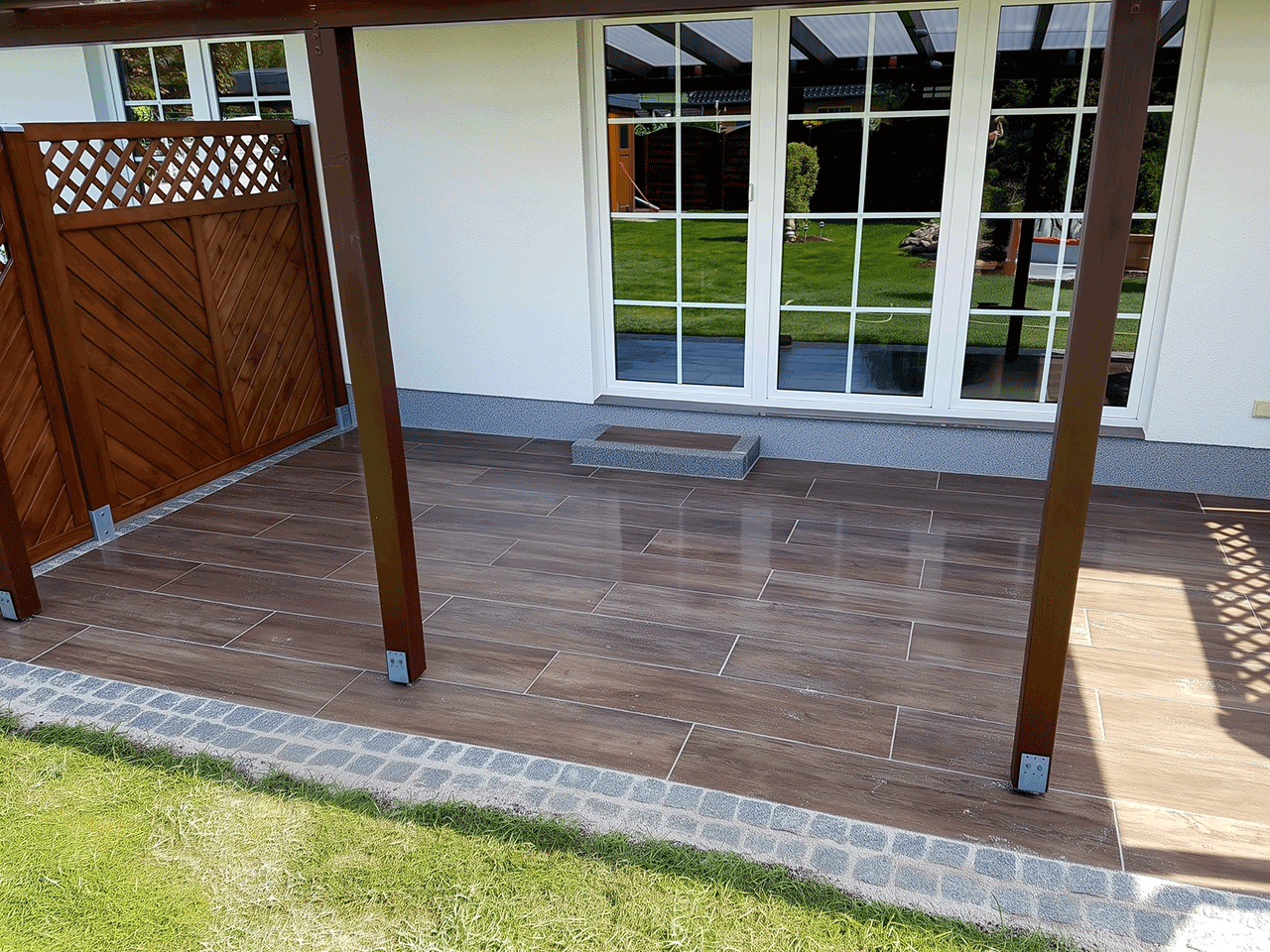 überdachte Terrasse aus Naturstein
