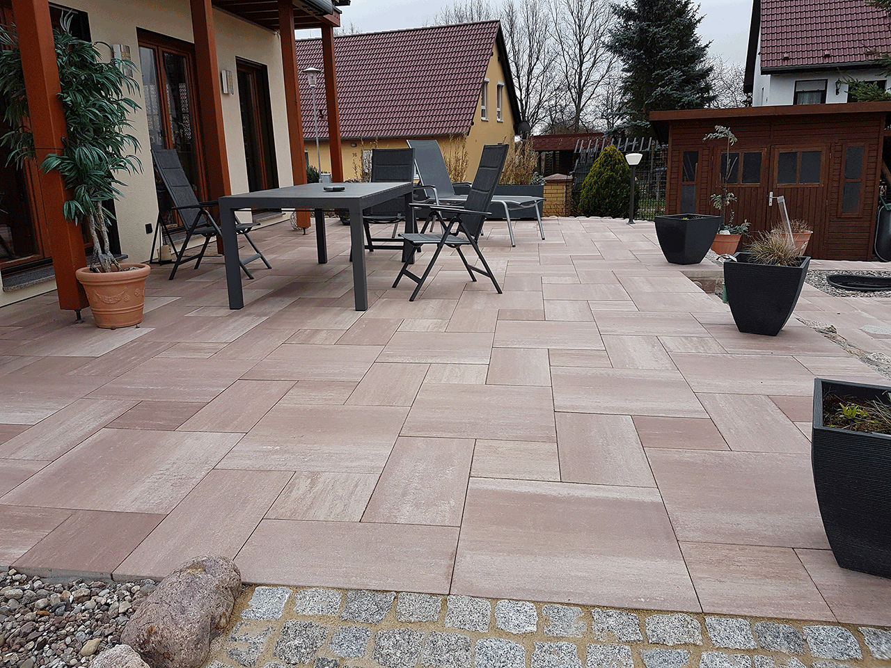 Terrasse aus Naturstein am Einfamilienhaus in Berlin